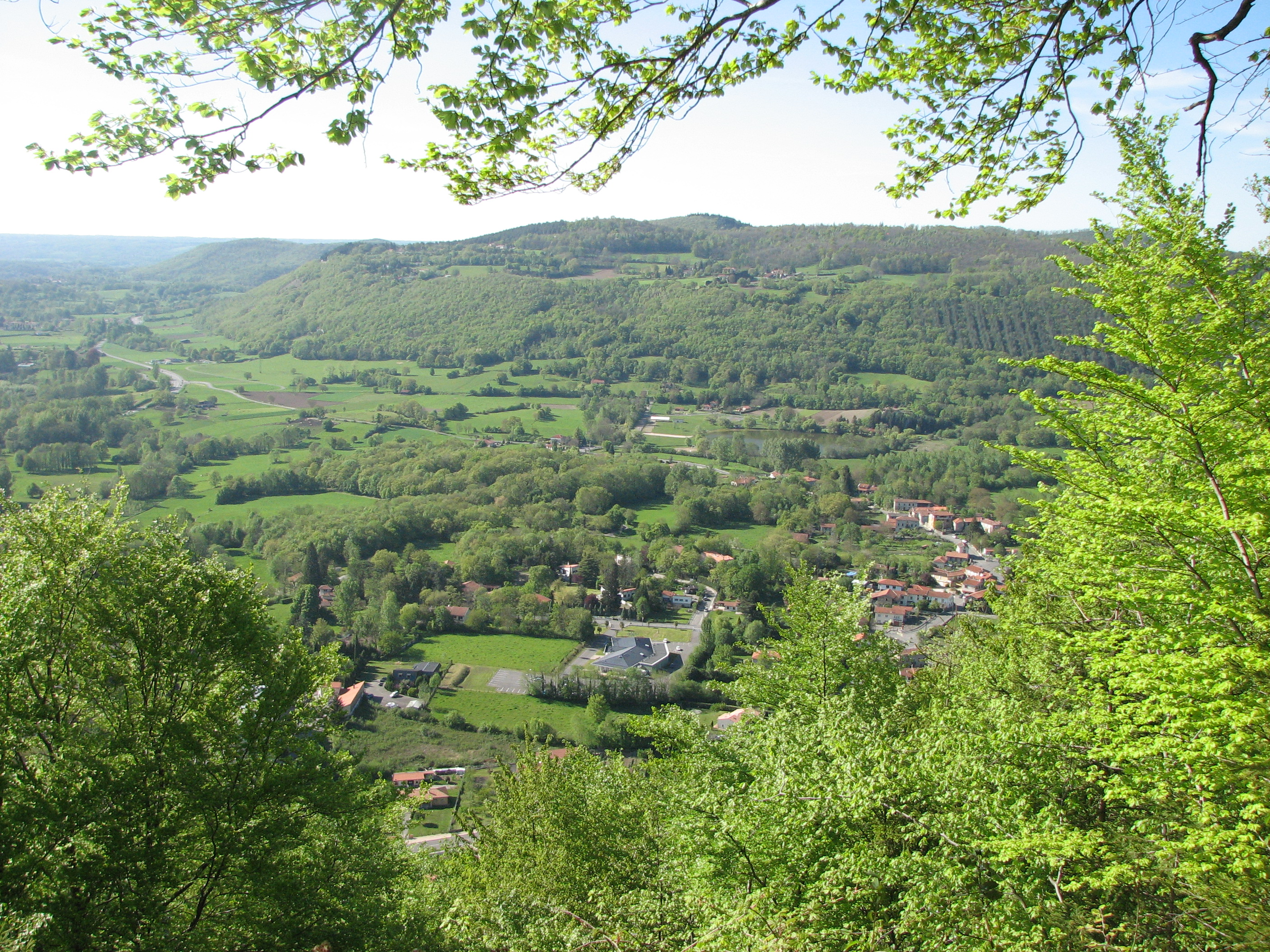 Vue sur le village depuis le chemin de Gés